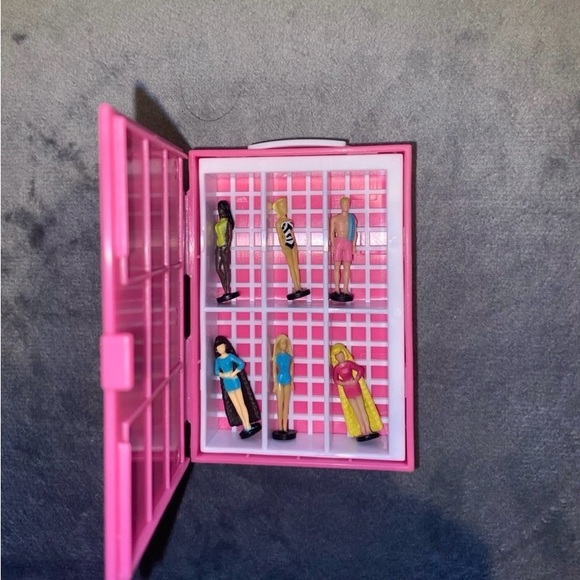 BNIB Worlds Smallest Barbie Fashion Case w/2 Barbies - Picture 5 of 5